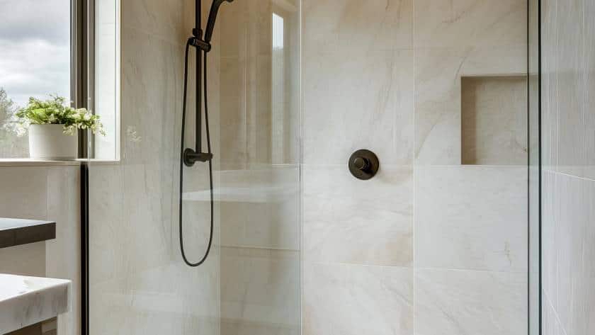 Douche installée dans une salle de bain à la place d'une douche