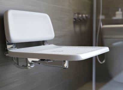 Siège rabattable dans une douche sécurisée