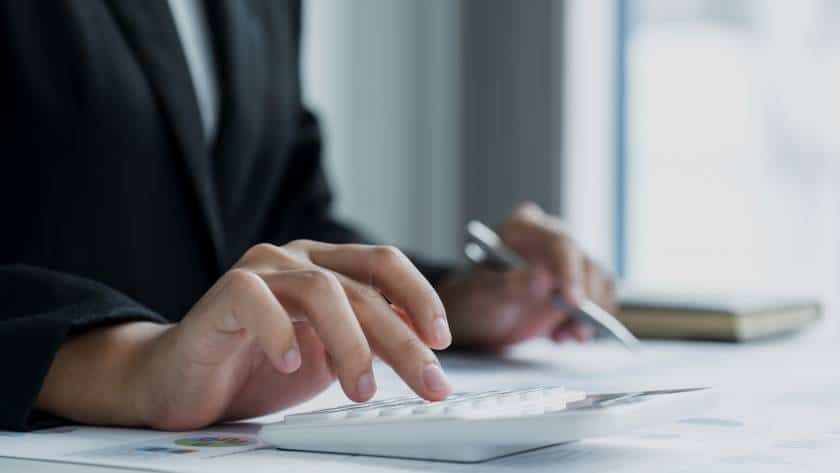 personne faisant des calculs sur les aides remplacer baignoire douche