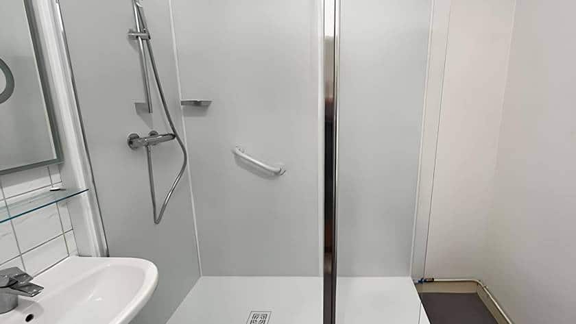 Photo d'une douche à l'italienne après un chantier de remplacement de baignoire
