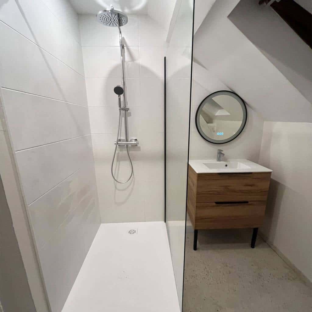 Photo après d'un chantier de rénovation de salle de bain, vue de face à la douche, à Rouen