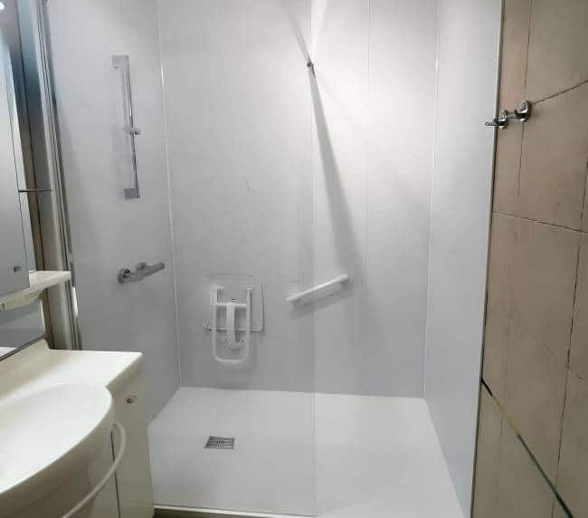 Photo de face d'une douche à l'italienne sécurisée après un chantier de remplacement de baignoire à Pont-Audemer