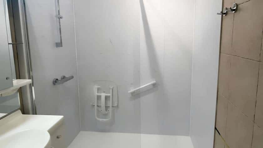 Photo de face d'une douche à l'italienne sécurisée après un chantier de remplacement de baignoire à Pont-Audemer