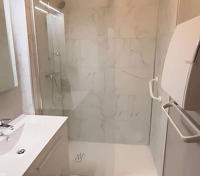 Photo d'une salle de bain, en vue d'ensemble, après un chantier de rénovation complète à Caudebec-lès-Elbeuf