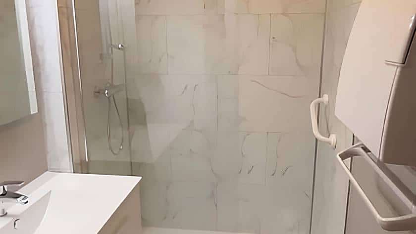 Photo d'une salle de bain, en vue d'ensemble, après un chantier de rénovation complète à Caudebec-lès-Elbeuf