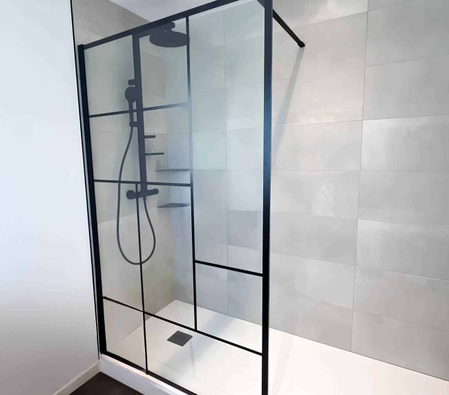 Photo de l'intérieur d'une salle de bain après remplacement de baignoire et rénovation complète par Doucéo à Rouen