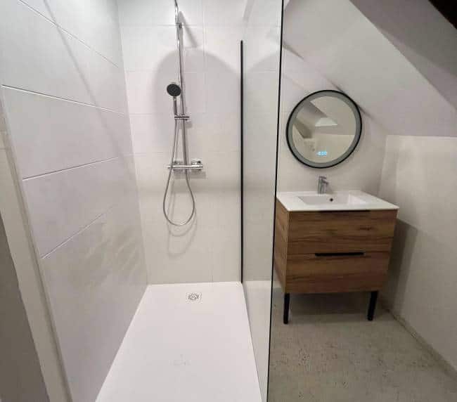 Photo après d'un chantier de rénovation de salle de bain, vue de face à la douche, à Rouen