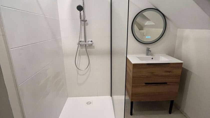 Photo après d'un chantier de rénovation de salle de bain, vue de face à la douche, à Rouen