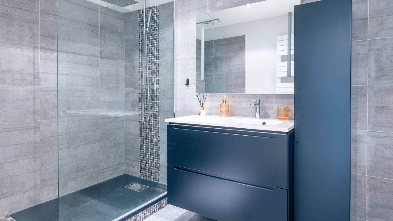 Photo d'une salle de bain dans laquelle la baignoire a été remplacée par une douche à l'italienne