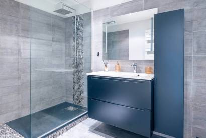 Photo d'une salle de bain dans laquelle la baignoire a été remplacée par une douche à l'italienne