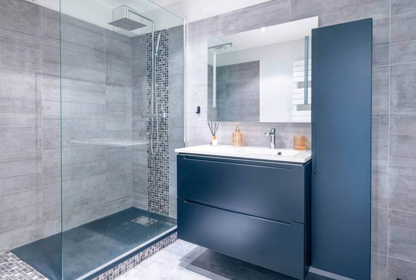 Photo d'une salle de bain dans laquelle la baignoire a été remplacée par une douche à l'italienne