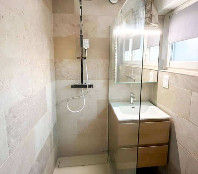Photo après d'un chantier de rénovation complète de salle de bain, vue de face à la douche, à Bois-Guillaume
