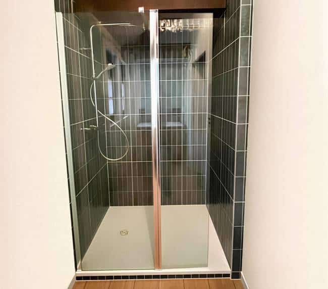 Photo d'ensemble après un chantier de rénovation complète de salle de bain à Rebets