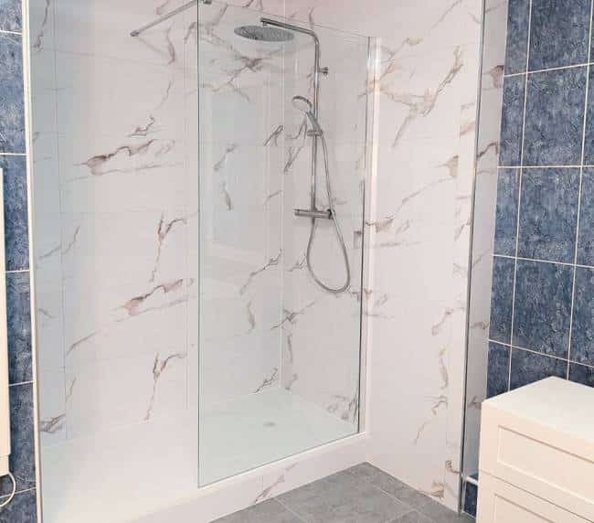 Photo après de 3 quart d'un chantier de remplacement de baignoire par une douche à l'italienne avec des murs en carrelage à Caudebec-lès-Elbeuf