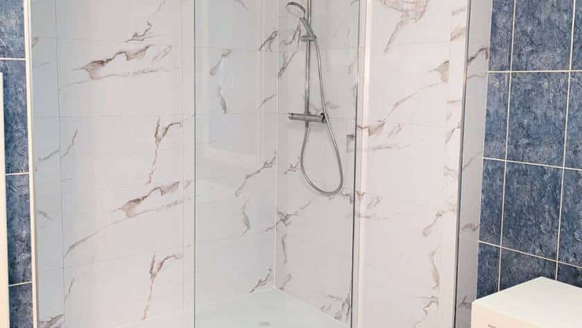 Photo après de 3 quart d'un chantier de remplacement de baignoire par une douche à l'italienne avec des murs en carrelage à Caudebec-lès-Elbeuf