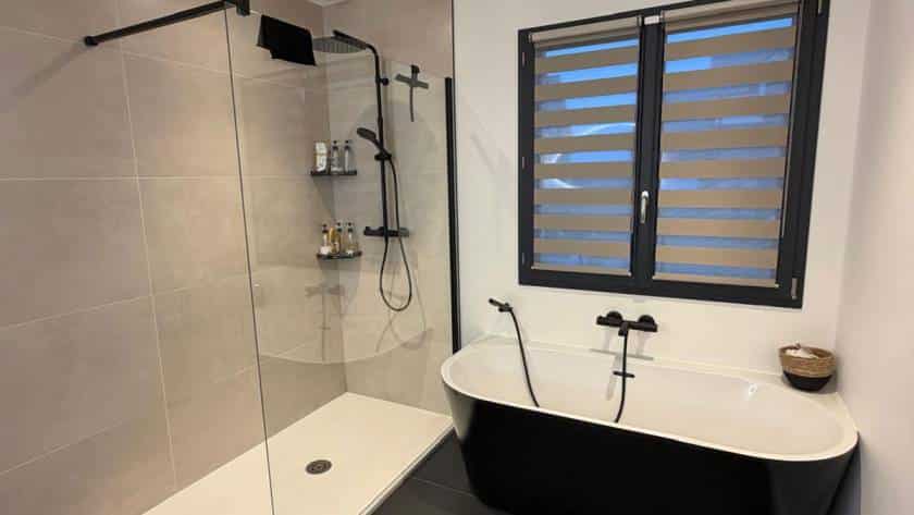 Photo d'une salle de bain installée avec baignoire et douche à l'italienne à Morgny-La-Pommeraie