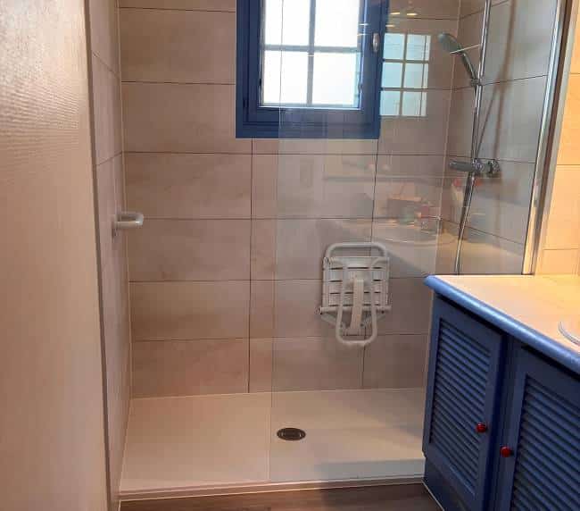 Salle de bain rénovée à Elbeuf avec une douche à l'italienne avec aménagement pour PMR