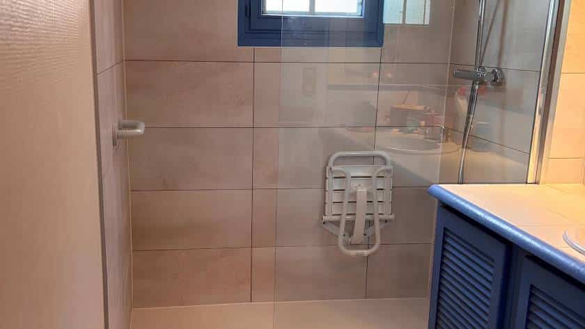 Salle de bain rénovée à Elbeuf avec une douche à l'italienne avec aménagement pour PMR