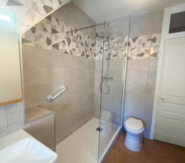 Photo d'une salle de bain rénovée complètement par l'équipe Doucéo au Tréport