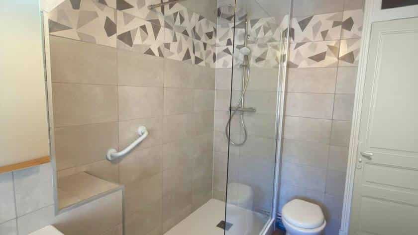 Photo d'une salle de bain rénovée complètement par l'équipe Doucéo au Tréport