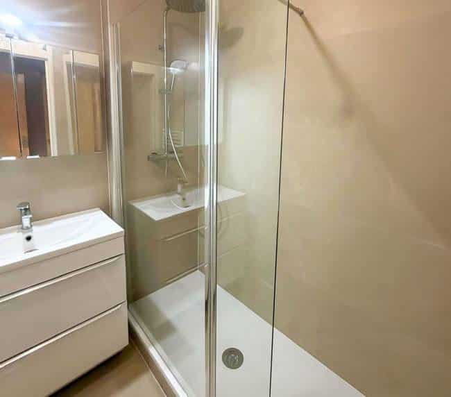 Photo d'une salle de bain rénovée à Rouen, avec douche à l'italienne