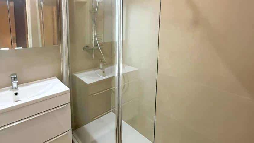 Photo d'une salle de bain rénovée à Rouen, avec douche à l'italienne
