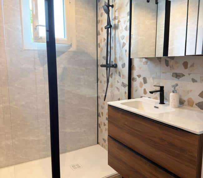 Photo d'une rénovation de salle de bain par Doucéo à Saint-Pierre-lès-Elbeuf