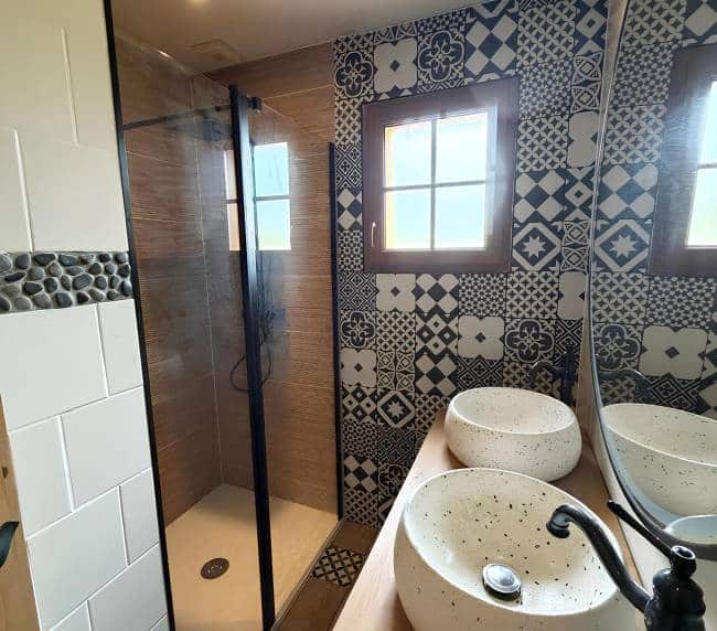 Photo de l'intérieur d'une salle de bain dans laquelle Doucéo à remplacé la douche à Duclair