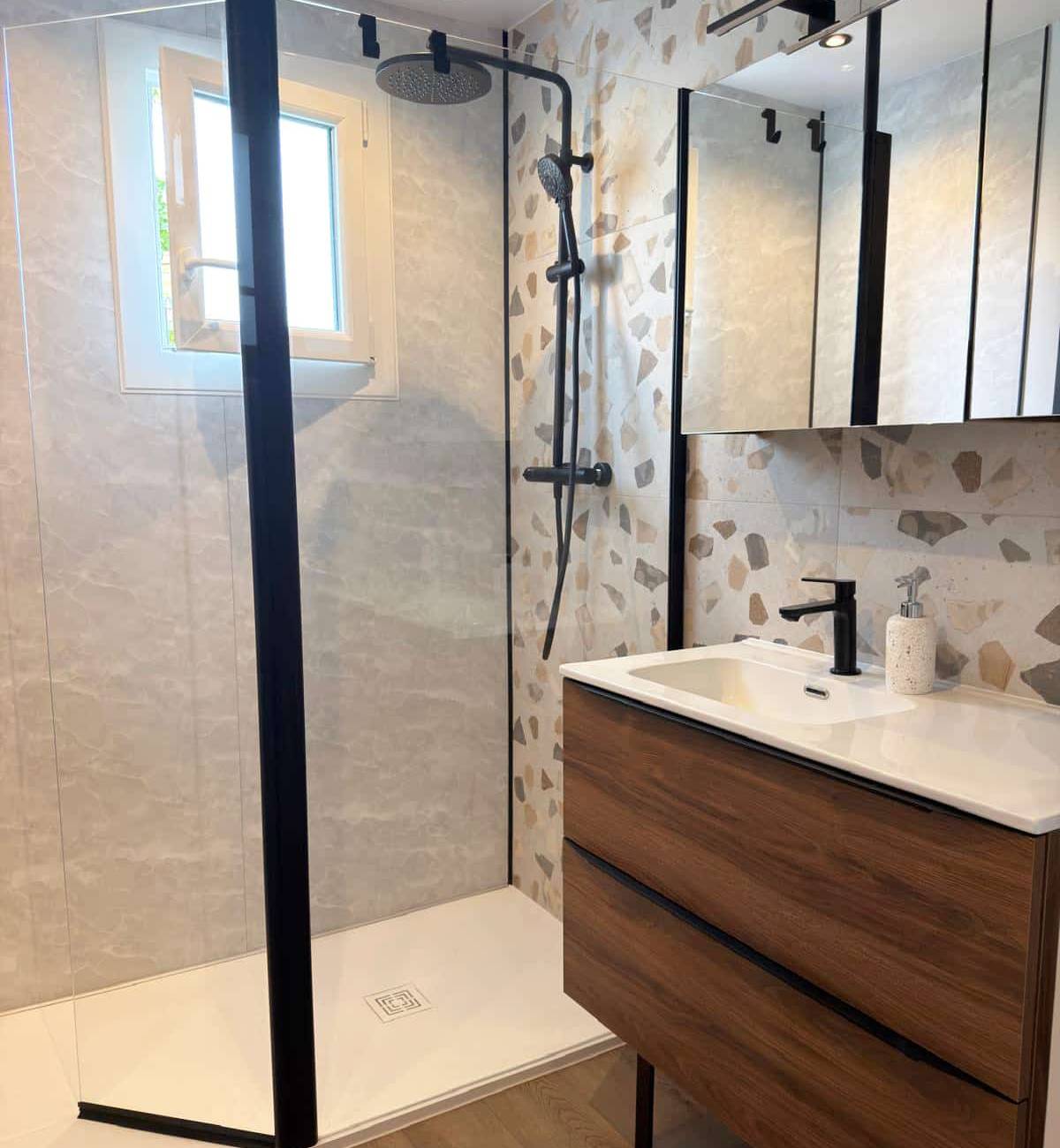 Photo d'une salle de bain personnalisée rénovée