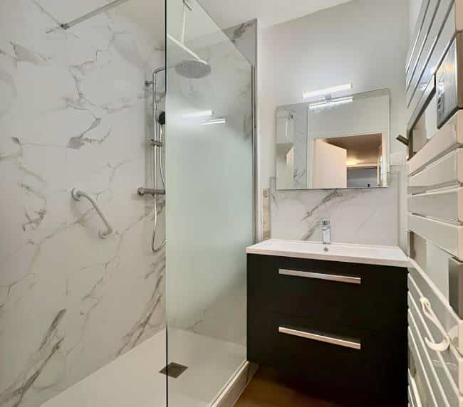 Photo d'une salle de bain après rénovation et remplacement de baignoire à Sotteville-lès-Rouen