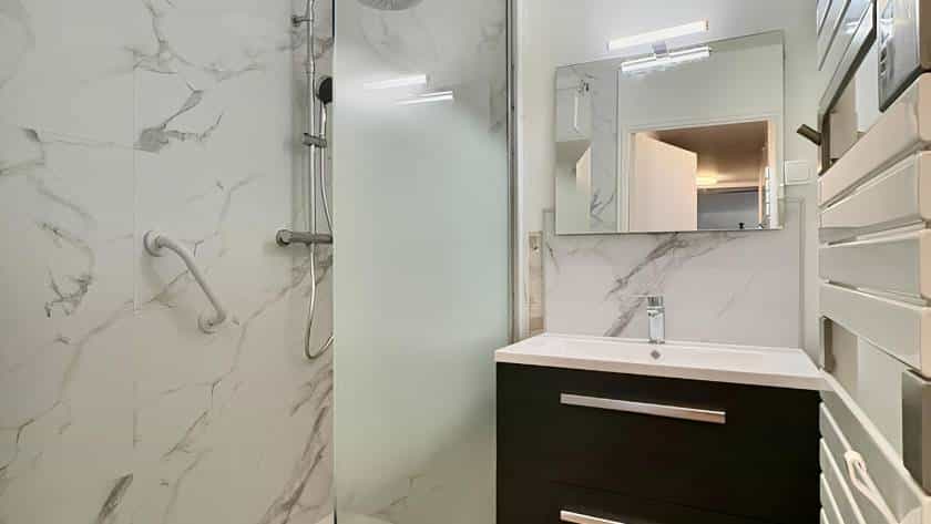 Photo d'une salle de bain après rénovation et remplacement de baignoire à Sotteville-lès-Rouen
